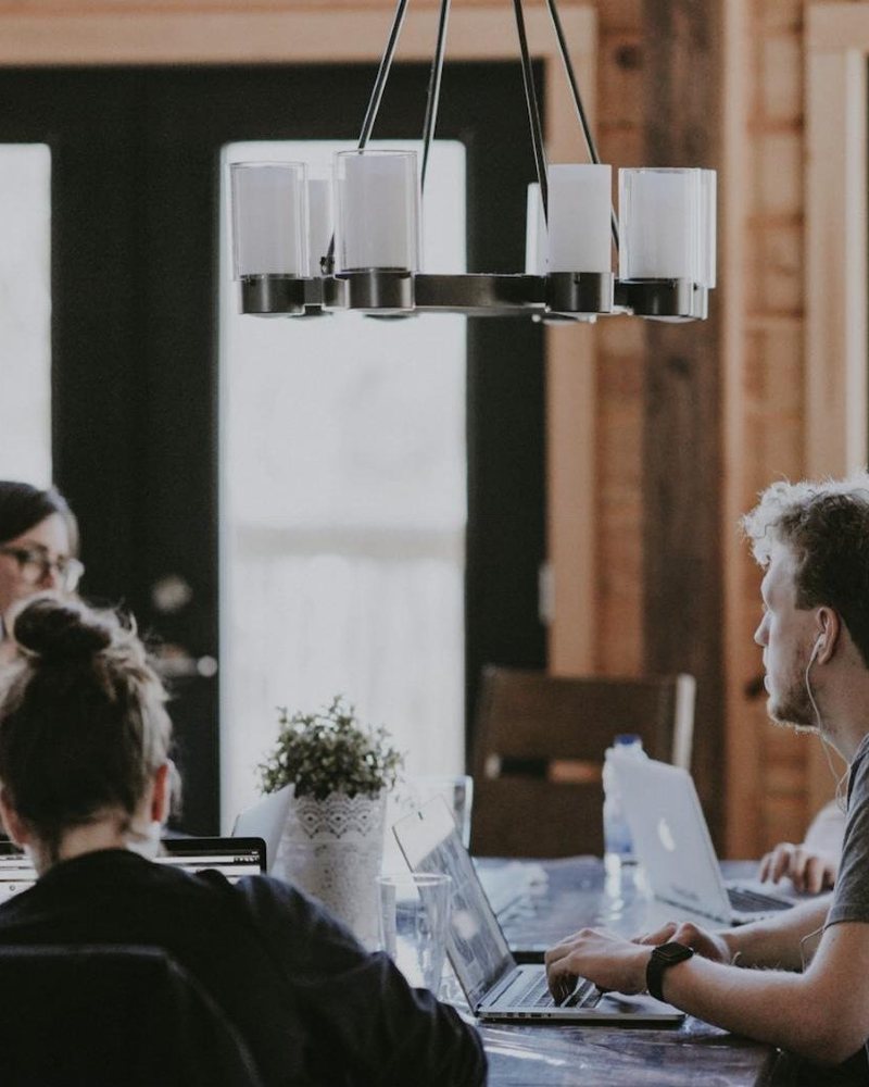 Une petite équipe au travail autour d’une table