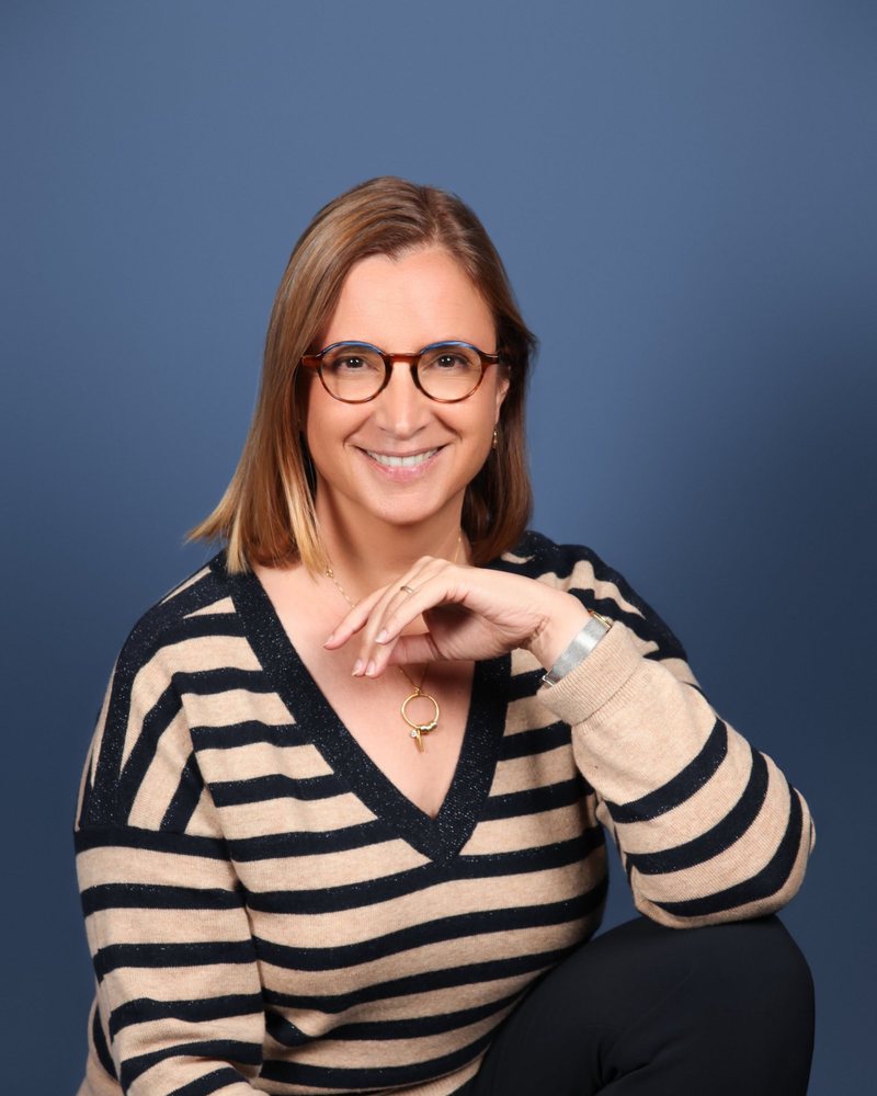 Sabine Boyé Gonçalves, assise, souriante